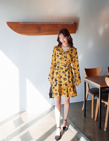 碎花連衣裙搭配什么鞋子？玩轉(zhuǎn)復(fù)古甜美