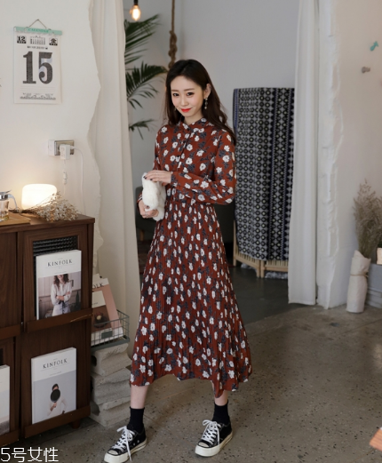 碎花連衣裙搭配什么鞋子？玩轉(zhuǎn)復(fù)古甜美