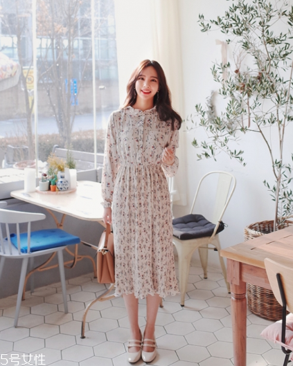 碎花連衣裙搭配什么鞋子？玩轉(zhuǎn)復(fù)古甜美
