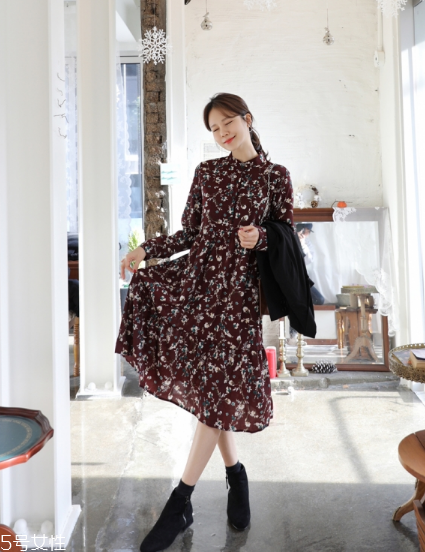 碎花連衣裙搭配什么鞋子？玩轉(zhuǎn)復(fù)古甜美