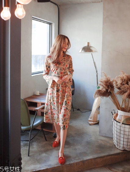 碎花連衣裙搭配什么鞋子？玩轉(zhuǎn)復(fù)古甜美