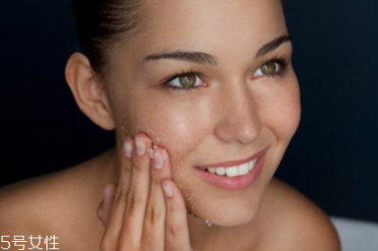 痘痘肌可以去角質(zhì)嗎？不嚴(yán)重時(shí)可以去角質(zhì)