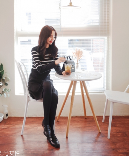 條紋針織裙怎么搭配？優(yōu)雅氣質(zhì)讓人著迷