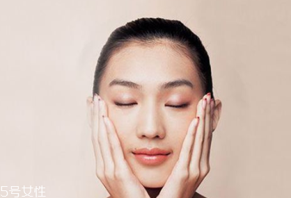 精華液怎么用效果好？利用手掌溫度助吸收