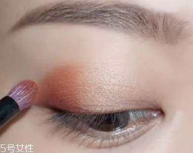棕色眼影怎么畫好看？作為最后的暈染色