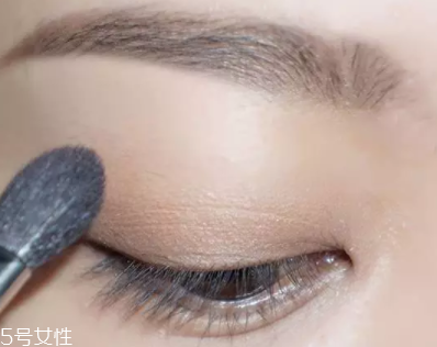 棕色眼影怎么畫好看？作為最后的暈染色