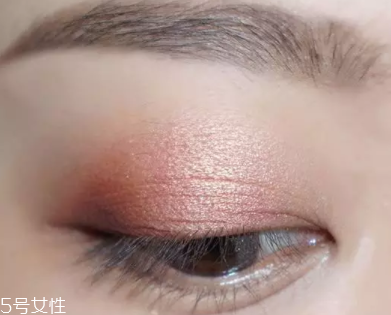 棕色眼影怎么畫好看？作為最后的暈染色