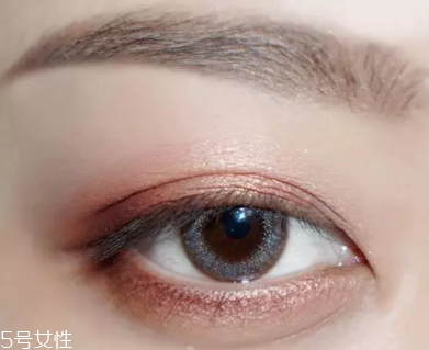 棕色眼影怎么畫好看？作為最后的暈染色