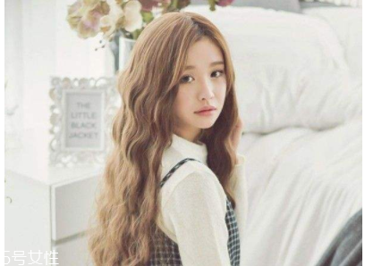 臉大適合什么發(fā)型？微卷波波頭是大臉福音