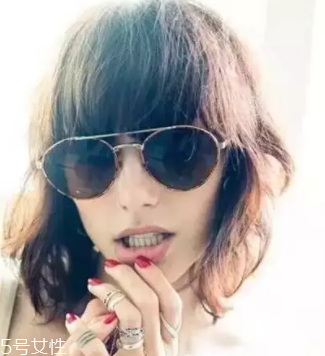 臉大適合什么發(fā)型？微卷波波頭是大臉福音