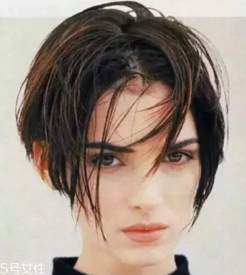 臉大適合什么發(fā)型？微卷波波頭是大臉福音