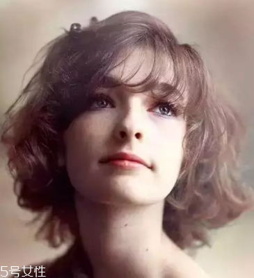 臉大適合什么發(fā)型？微卷波波頭是大臉福音