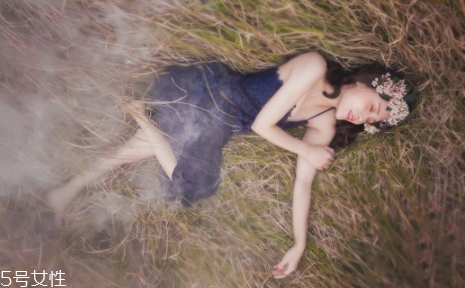 面霜和乳液的區(qū)別 不僅僅是質(zhì)地 面霜和乳液的區(qū)別 不僅僅是質(zhì)地