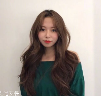 臉大適合什么發(fā)型？微卷波波頭是大臉福音