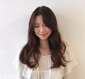 臉大適合什么發(fā)型？微卷波波頭是大臉福音