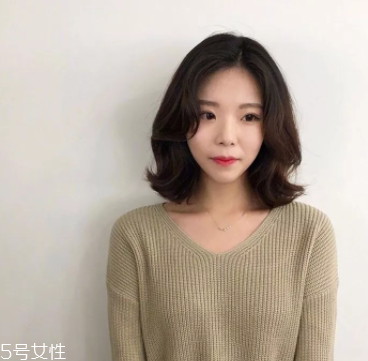 臉大適合什么發(fā)型？微卷波波頭是大臉福音