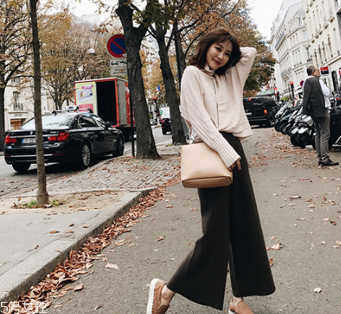 闊腿褲上面穿什么衣服？這樣搭配不會(huì)出錯(cuò)