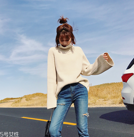 牛仔褲配什么顏色毛衣好看？春天就是要形象百變