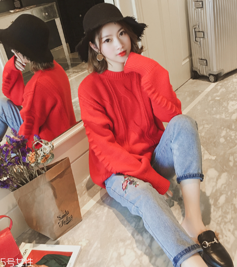 牛仔褲配什么顏色毛衣好看？春天就是要形象百變