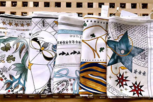 dior迪奧絲巾正品價(jià)格 一條絲巾也是你買不起的價(jià)格 dior迪奧絲巾正品價(jià)格 一條絲巾也是你買不起的價(jià)格