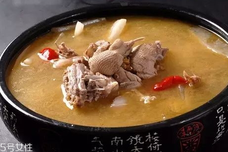 鴨湯是涼性的嗎 肉性味甘偏寒 鴨湯是涼性的嗎 肉性味甘偏寒