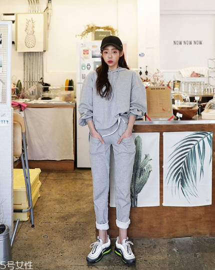 運(yùn)動套裝怎么搭配？假日出游也要時髦