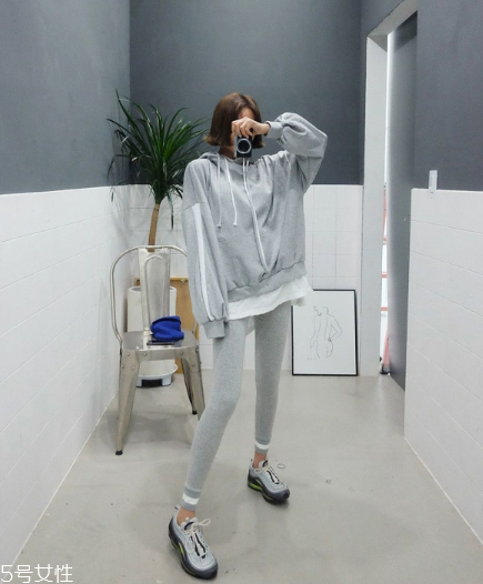 運(yùn)動套裝怎么搭配？假日出游也要時髦