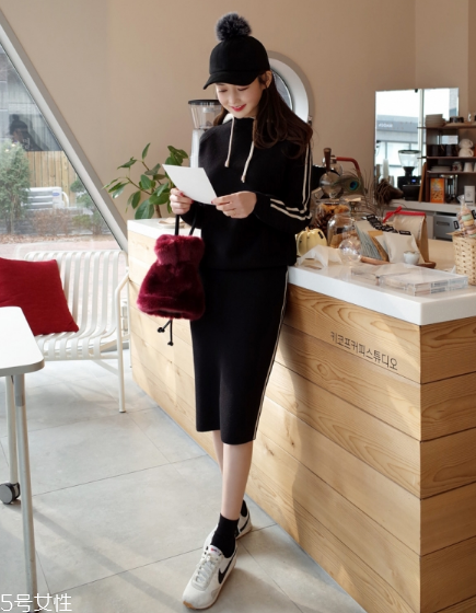 運(yùn)動套裝怎么搭配？假日出游也要時髦