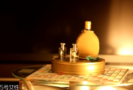 冬天香水噴在哪里最好？涂抹在耳后位置