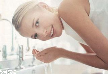 冷水洗臉好還是熱水洗臉好 冷熱水交替洗臉最好 冷水洗臉好還是熱水洗臉好 冷熱水交替洗臉最好