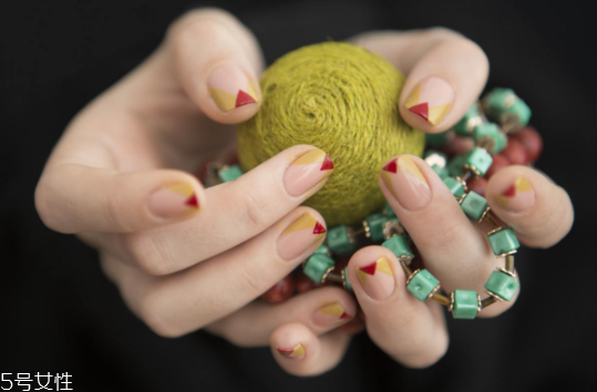 指甲油有點(diǎn)變稠了怎么辦？加入透明指甲油