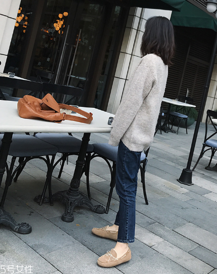 牛仔褲太長(zhǎng)怎么挽褲腳？牛仔褲這樣卷才好看