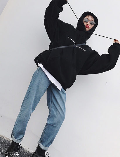 牛仔褲臀圍大了怎么改？三招讓褲子秒合身