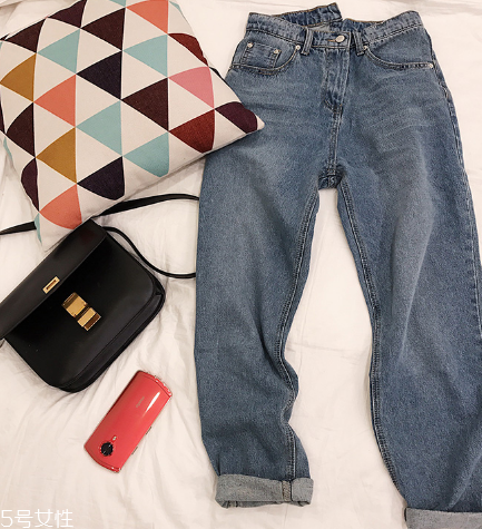 牛仔褲臀圍大了怎么改？三招讓褲子秒合身