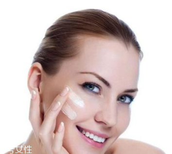 妝前乳用手還是海綿？水潤質地用手