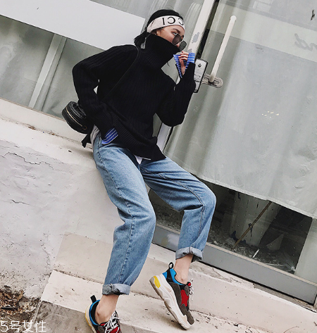 牛仔褲燙了個(gè)洞怎么辦？巧妙修補(bǔ)換新裝