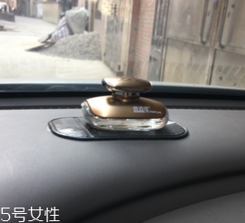 汽車香水座怎么加香水？用滴管注入原瓶