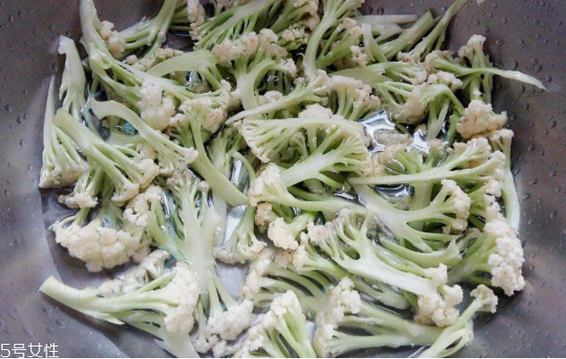 花椰菜怎么切？把整莖切掉最好炒