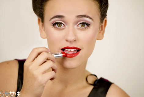 口紅過敏有什么癥狀 使用口紅的六大注意事項 口紅過敏有什么癥狀 使用口紅的六大注意事項