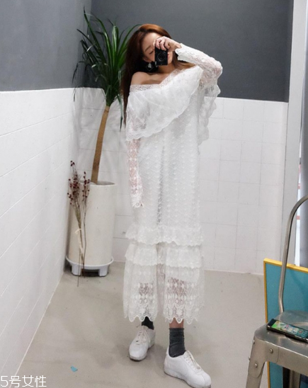 蕾絲連衣裙搭配什么鞋？開啟撩人春季