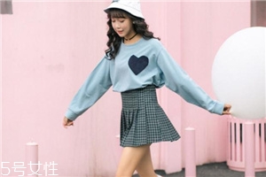 衛(wèi)衣搭配什么裙子好看？春日少女范兒盡顯