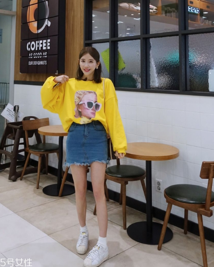 衛(wèi)衣搭配什么裙子好看？春日少女范兒盡顯