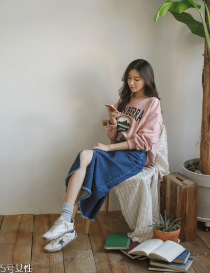 衛(wèi)衣搭配什么裙子好看？春日少女范兒盡顯