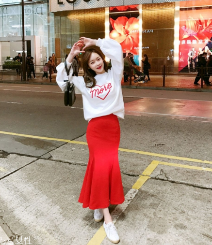 衛(wèi)衣搭配什么裙子好看？春日少女范兒盡顯