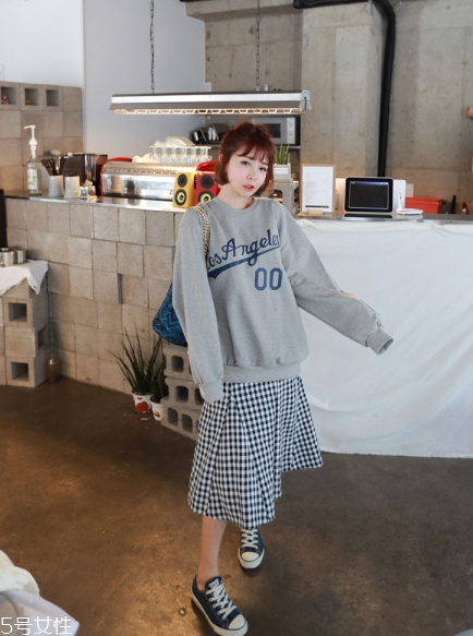 衛(wèi)衣搭配什么裙子好看？春日少女范兒盡顯