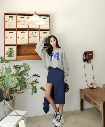 衛(wèi)衣搭配什么裙子好看？春日少女范兒盡顯