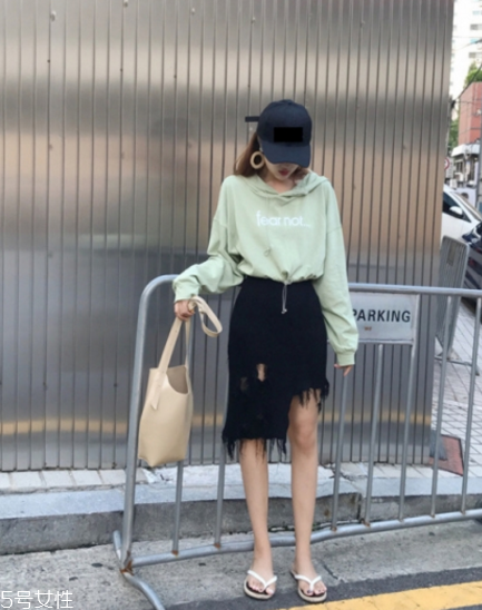 衛(wèi)衣搭配什么裙子好看？春日少女范兒盡顯