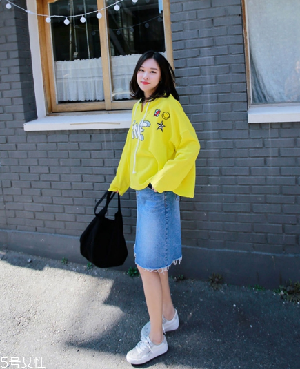 衛(wèi)衣搭配牛仔裙好看嗎？瞬間減齡變少女