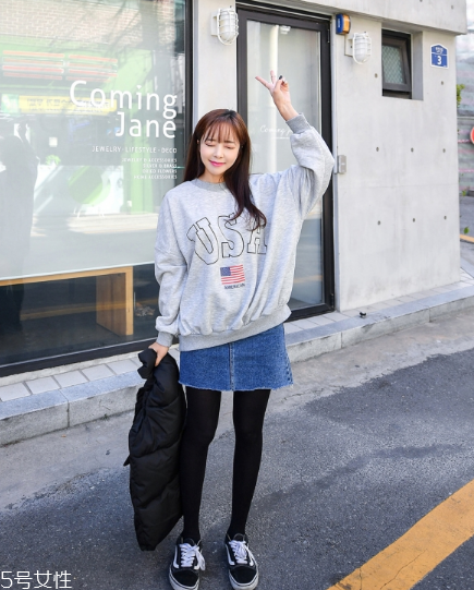 衛(wèi)衣搭配牛仔裙好看嗎？瞬間減齡變少女