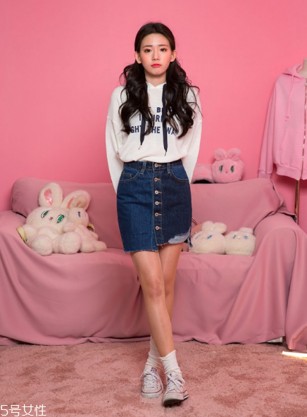 衛(wèi)衣搭配牛仔裙好看嗎？瞬間減齡變少女